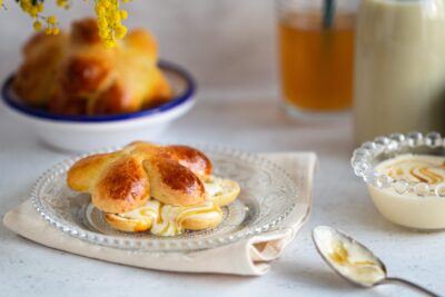 Flower brioches with honey cream